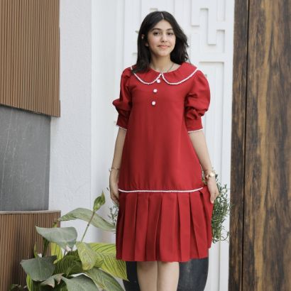 صورة فستان بناتي أحمر مرصع باللؤلؤ وكشكشة سفلية | ألوان (أحمر، عودي، ليموني) - 1174